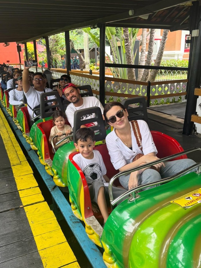 Kimberly Ryder dan keluarga di Dufan, Ancol