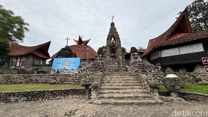 Kompleks Gereja Katolik Santa Maria Puhsarang di Kabupaten Kediri