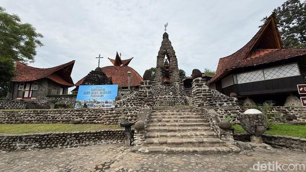 Kompleks Gereja Katolik Santa Maria Puhsarang di Kabupaten Kediri