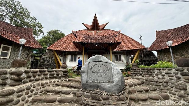 Kompleks Gereja Katolik Santa Maria Puhsarang di Kabupaten Kediri