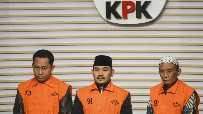 Bupati Bekasi Ade Kuswara Kunang (kanan) bersama ayahnya H. M. Kunang (kiri) dihadirkan saat konferensi pers penahanan usai terjaring operasi tangkap tangan (OTT) di Gedung Merah Putih KPK, Jakarta, Sabtu (20/12/2025). KPK menahan Bupati Bekasi Ade Kuswara Kunang, ayah bupati H. M. Kunang, dan pihak swasta Sarjan setelah ditetapkan tersangka dugaan tindak pidana korupsi terkait suap ijin proyek di Kabupaten Bekasi. ANTARA FOTO/Hafidz Mubarak A/rwa.