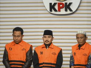 KPK Tahan Bupati Bekasi Ade Kuswara Kunang Tersangka Suap Ijon Proyek