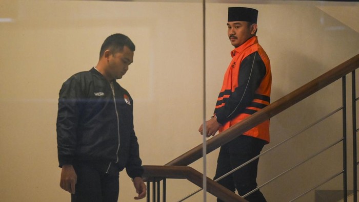 Bupati Bekasi Ade Kuswara Kunang (kanan) bersama ayahnya H. M. Kunang (kiri) dihadirkan saat konferensi pers penahanan usai terjaring operasi tangkap tangan (OTT) di Gedung Merah Putih KPK, Jakarta, Sabtu (20/12/2025). KPK menahan Bupati Bekasi Ade Kuswara Kunang, ayah bupati H. M. Kunang, dan pihak swasta Sarjan setelah ditetapkan tersangka dugaan tindak pidana korupsi terkait suap ijin proyek di Kabupaten Bekasi. ANTARA FOTO/Hafidz Mubarak A/rwa.