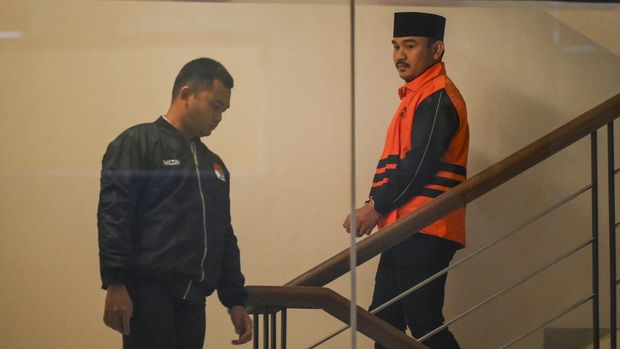 Bupati Bekasi Ade Kuswara Kunang (kanan) bersama ayahnya H. M. Kunang (kiri) dihadirkan saat konferensi pers penahanan usai terjaring operasi tangkap tangan (OTT) di Gedung Merah Putih KPK, Jakarta, Sabtu (20/12/2025). KPK menahan Bupati Bekasi Ade Kuswara Kunang, ayah bupati H. M. Kunang, dan pihak swasta Sarjan setelah ditetapkan tersangka dugaan tindak pidana korupsi terkait suap ijin proyek di Kabupaten Bekasi. ANTARA FOTO/Hafidz Mubarak A/rwa.