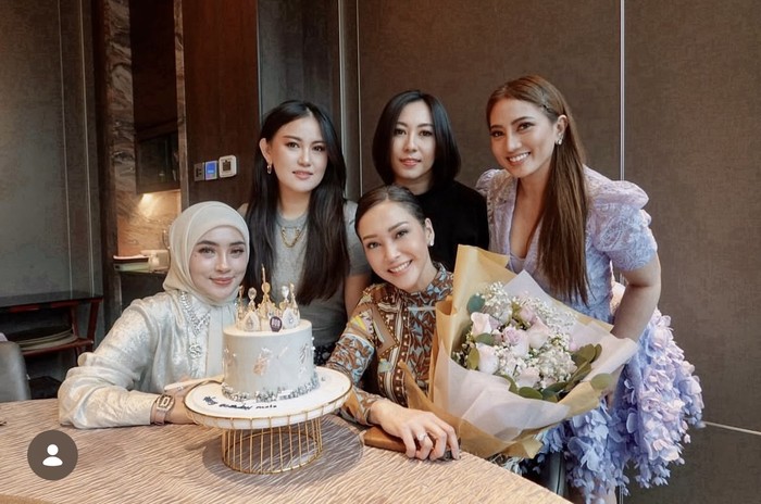 Maia Estianty Kulineran di Restoran Melaney Ricardo hingga Andre Taulany