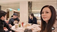 Kalau ini momen saat musisi asal Jawa Timur itu kumpul bersama suami, anaknya Al, dan menantunya Alyssa di sebuah lounge. Di meja mereka terlihat sudah ada sejumlah pesanan minuman dan makanan nih. Foto: Instagram @maiestiantyreal