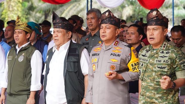 Menhut Raja Juli Antoni hingga Kapolda Riau Irjen Herry Heryawan menyaksikan pelepasan hak tanah masyarakat di Tesso Nilo. Kegiatan ini ditandai dengan penumbangan pohon sawit di lahan TNTN, Sabtu (20/12/2025).