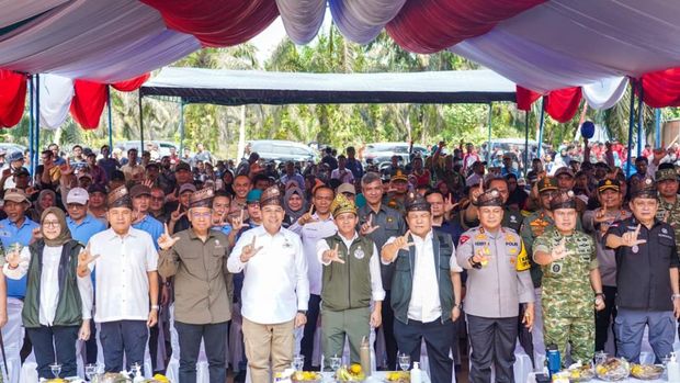 Menteri Kehutanan Raja Juli Antoni memulai proses relokasi warga yang bermukim di kawasan Taman Nasional Tesso Nilo, Riau.