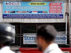 Negara Maju Kian Batasi Pekerja Asing Meski Fatal Bagi Ekonomi