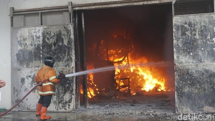 Pabrik Sepatu di Jombang Terbakar Hebat, 5 Truk PMK-40 Personel Dikerahkan
