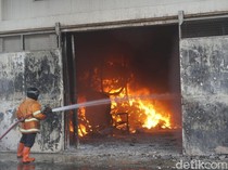 Pabrik Sepatu di Jombang Terbakar Hebat, 5 Truk PMK-40 Personel Dikerahkan
