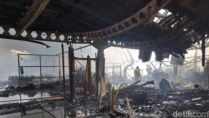 Pabrik Sepatu di Jombang Terbakar gegara Korsleting Listrik