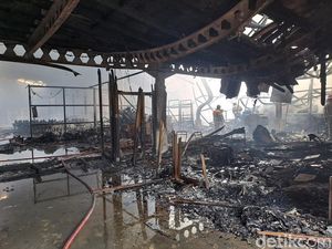 Pabrik Sepatu di Jombang Terbakar gegara Korsleting Listrik