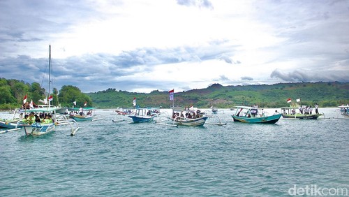 Parade ratusan atlet Lombok Barat saat pembukaam Pelatda di tengah laut perairan Gili Gede, Kecamatan Sekotong, Lombok Barat, NTB, Sabtu (20/12/2025). (M. Zahiruddin/detikBali)
