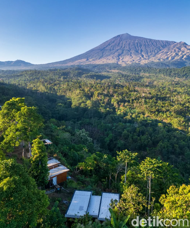 Pemandangan Gunung Rinjani dari lokasi Sajang Retreat.