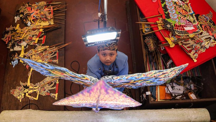 Seorang dalang cilik menampilkan pertunjukan wayang kulit saat pementasan Wayang Anak Bangsa di Gedung Monod Diephuis Kota Lama, Semarang, Jawa Tengah, Sabtu (20/12/2025). Pertunjukan wayang kulit yang dipentaskan sebanyak 40 dalang cilik dan remaja dari Sanggar Monod Laras selama tiga hari di gedung cagar budaya nasional tersebut dalam rangka memperingati Hari Wayang Sedunia, Hari Gamelan Sedunia, dan Hari Anak Internasional sekaligus sebagai upaya melestarikan seni budaya khas Indonesia khususnya dibidang wayang kulit serta gamelan. ANTARA FOTO/Makna Zaezar/sgd