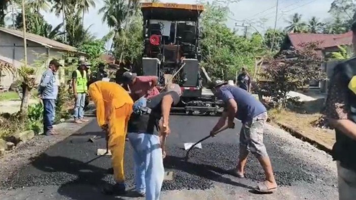 Jalan Rusak 20 Tahun di Lutra Diperbaiki Lewat Bantuan Keuangan Pemprov Sulsel