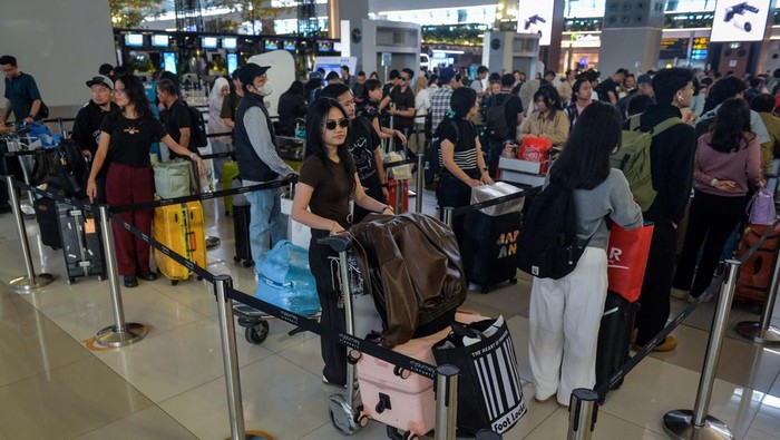 Calon penumpang berjalan menuju ruang tunggu keberangkatan di Terminal 3 Bandara Soekarno-Hatta, Kota Tangerang, Banten, Sabtu (20/12/2025). PT Angkasa Pura Indonesia Kantor Cabang Bandara Soekarno-Hatta mencatat pergerakan penumpang pada libur Natal 2025 di bandara tersebut pada Sabtu (20/12) mencapai 1.159 penerbangan dengan penumpang sebanyak 163.638 orang. ANTARA FOTO/Putra M. Akbar/sgd