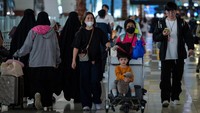 Calon penumpang berjalan di Terminal 3 Bandara Soekarno-Hatta, Kota Tangerang, Banten, Sabtu (20/12/2025). ANTARA FOTO/Putra M. Akbar