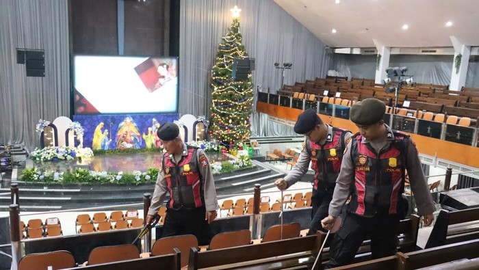 Polisi Streilisasi Gereja untuk Rangkaian Natal di Kota Mojokerto
