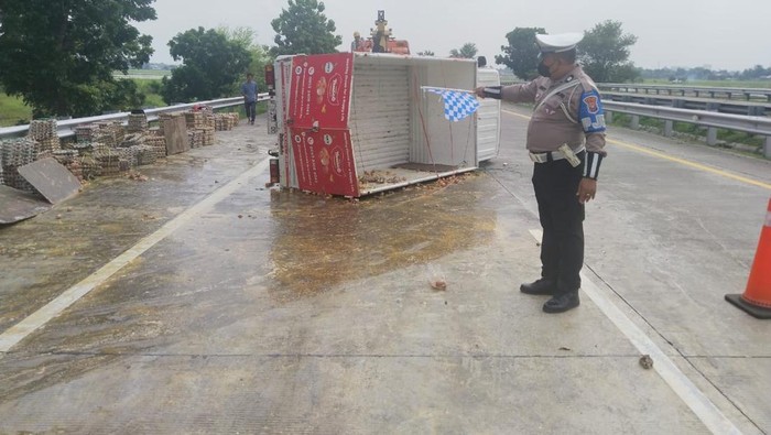 Pikap Terguling di Tol Mojokerto, Sopir Luka, Telur Tumpah