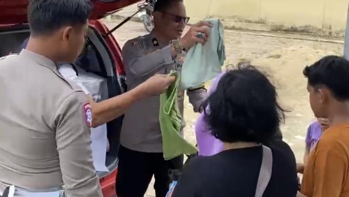 Polres Muratara Buka Dapur Lapangan untuk Penumpang dari Bus yang Terbakar