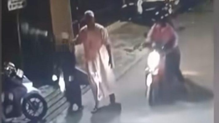 Pria di Samarinda, Kalimantan Timur (Kaltim), AM (40) menjadi korban penusukan orang tak dikenal (OTK) saat pulang dari masjid. Kejadian itu terekam CCTV dan saat ini polisi masih melakukan penyelidikan.