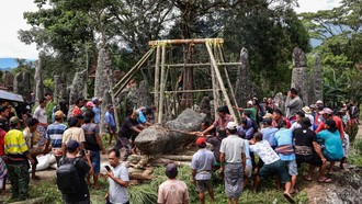 Ritual Rambu Solo Toraja Utara, Warga Gelar Prosesi Tarik Batu Simbol Keabadian