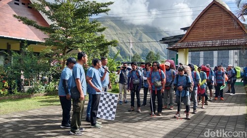 Puluhan Relawan kegiatan Rinjani Meriri 2025 ketika pelepasan di Kantor TNGR Resort Sembalun, Lombok Timur, NTB. Sabtu (20/12/2025).