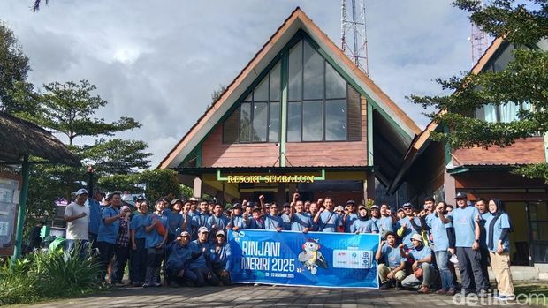Puluhan Relawan kegiatan Rinjani Meriri 2025 ketika pelepasan di Kantor TNGR Resort Sembalun, Lombok Timur, NTB. Sabtu (20/12/2025).