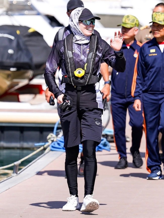 Ratu Thailand Suthida Bajrasudhabimalalakshana berhasil membawa tim layar nasional Thailand mencetak kemenangan bersejarah dengan mengamankan medali emas nomor keelboat SSL47 pada SEA Games 2025. Foto: Dok. Instagram/@thairoyalfamily