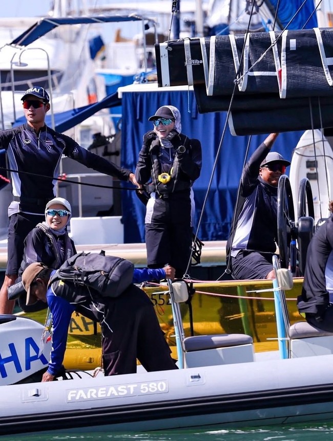 Pada sesi final balapan perahu layar di SEA Games 2025 ini, tim Ratu Suthida finis pertama dengan catatan waktu 41 menit 31 detik, mengungguli Malaysia dan Myanmar. Foto: Dok. Instagram/@thairoyalfamily