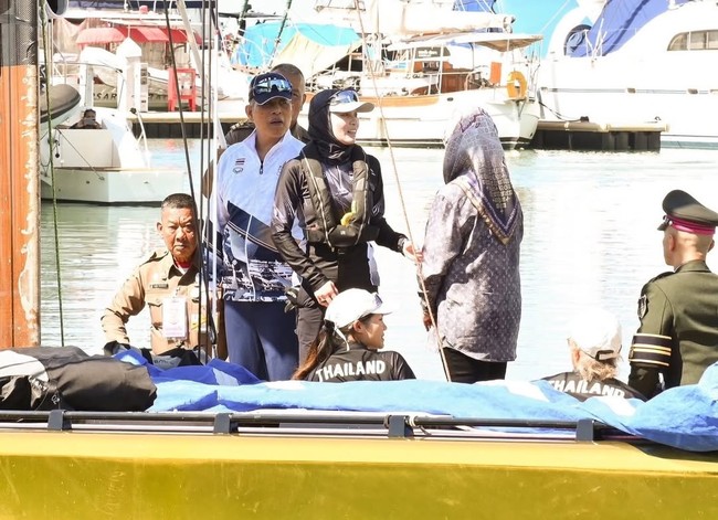 The Nation Thailand melaporkan pada Kamis (18/12/2025), Ratu Suthida mengemudikan kapal layar jenis keelboat SSL47 menuju Ocean Marina Yacht Club di Pattaya. Di sana, ia berlutut untuk menerima rangkaian bunga dari Raja Thailand Maha Vajiralongkorn. Foto: Dok. Instagram/@thairoyalfamily