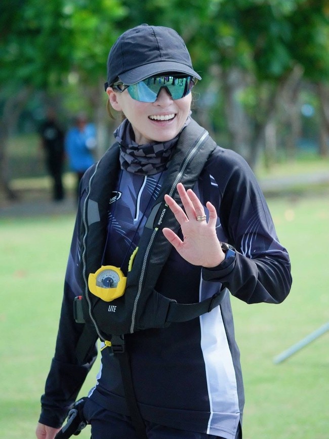 Tim layar Thailand memenangkan dua balapan pertama di babak klasifikasi. Mereka langsung memuncaki klasemen pada hari pembukaan yang digelar di Ocean Marina Pattaya, Provinsi Chonburi, pada 15 Desember. Foto: Dok. Instagram/@thairoyalfamily