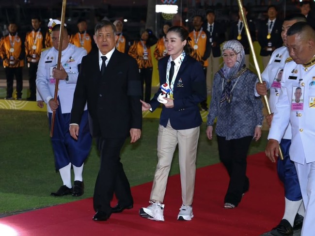 Menurut Bangkokbiznews, peran Ratu Suthida saat final perahu layar sangat krusial untuk membaca arah angin dan arus laut guna menyesuaikan strategi di tengah kondisi laut yang terus berubah. Perhitungannya yang akurat memungkinkan kapal mencapai kecepatan optimal, sementara penggunaan kompas membantu menganalisis faktor-faktor menguntungkan dan merugikan dalam kondisi angin serta gelombang yang kompleks. Foto: Dok. Instagram/@thairoyalfamily
