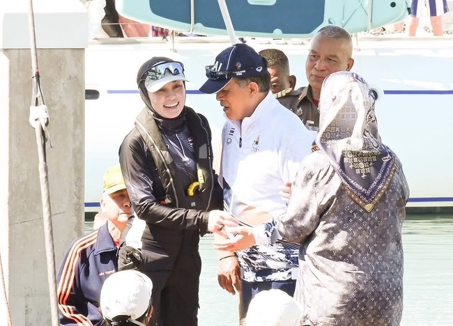 Raja Thailand Maha Vajiralongkorn secara langsung memberikan ucapan selamat kepada Ratu Suthida Bajrasudhabimalalakshana dan rekan-rekan satu timnya setelah mereka meraih medali emas bersejarah pada SEA Games ke-33. Foto: Dok. Instagram/@thairoyalfamily