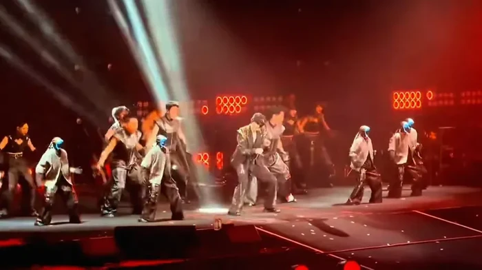 Robot humanoid G1 buatan Unitree, perusahaan robotika asal China, baru saja membuat debut panggung besarnya. Bukan sebagai pameran teknologi biasa, robot ini tampil luwes sebagai penari latar dalam konser penyanyi papan atas China, Wang Leehom.