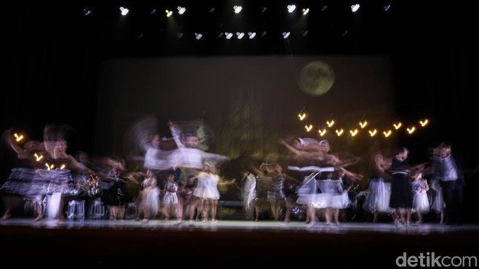 Rumah Karya Sjuman mementaskan pertunjukan Nutcracker in Jazz di Taman Ismail Marzuki (TIM), Jakarta, Sabtu (20/12/2025). Pentas ini memadukan keanggunan tari balet dengan iringan musik jazz live, menghadirkan interpretasi baru karya klasik The Nutcracker yang dikemas lebih segar dan modern.