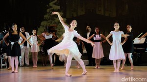 Pentas ini memadukan keanggunan tari balet dengan iringan musik jazz live, menghadirkan interpretasi baru karya klasik The Nutcracker yang dikemas lebih segar dan modern.