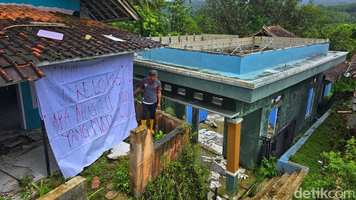 Spanduk Nunggu Mati di Kampung Gempol, Warga Tagih Janji Relokasi