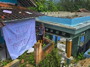 Spanduk Nunggu Mati di Kampung Gempol, Warga Tagih Janji Relokasi