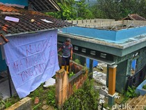 Spanduk Nunggu Mati di Kampung Gempol, Warga Tagih Janji Relokasi