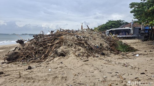 Sampah kiriman yang menumpuk di Pantai Kedonganan, Sabtu (20/12/2025). (Fabiola Dianira)