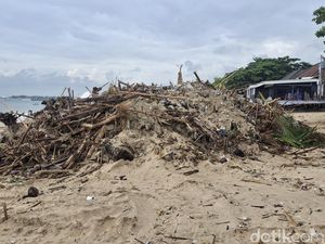 Musim Hujan, Sampah Kiriman Muncul Setiap Hari di Pantai Bali