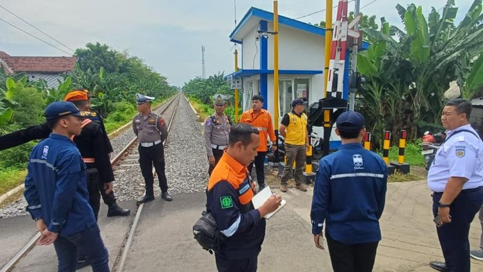Satlantas Polres Pasuruan Cek Pelintasan KA Rawan Laka Jelang Nataru