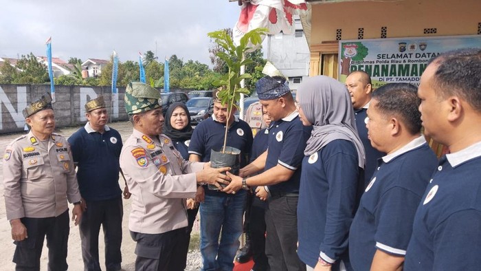 Rayakan HUT ke-45, Satpam di Riau Tanam Pohon dan Bakti Sosial Bareng Polisi