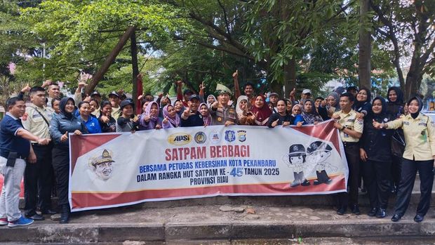 Satpam di Riau rayakan HUT ke-45 dengan menanam pohon bareng polisi, Sabtu (20/12/2025).