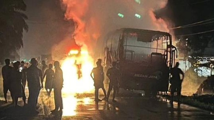 Bus Medan Jaya Terbakar Saat Melintas di depan Polres Muratara
