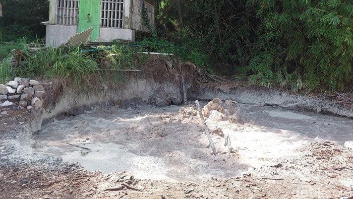 Kata BPBD soal Semburan Lumpur Berbau Belerang di Cipanas Cirebon