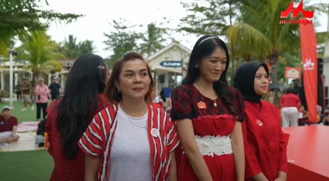 Keceriaan pecah saat sesi mini games interaktif, di mana para ibu ditantang untuk menebak suara panggilan buah hati mereka di tengah keramaian. Aktivitas ini, bersama dengan sesi tebak nada alto dan sopran, mengundang antusiasme tinggi dari para peserta yang mengikuti arahan pemandu acara dengan penuh tawa.  Foto: Dok. Detikcom.